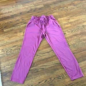 Lululemon On The Fly (ankle) size 4 maroon/purple color